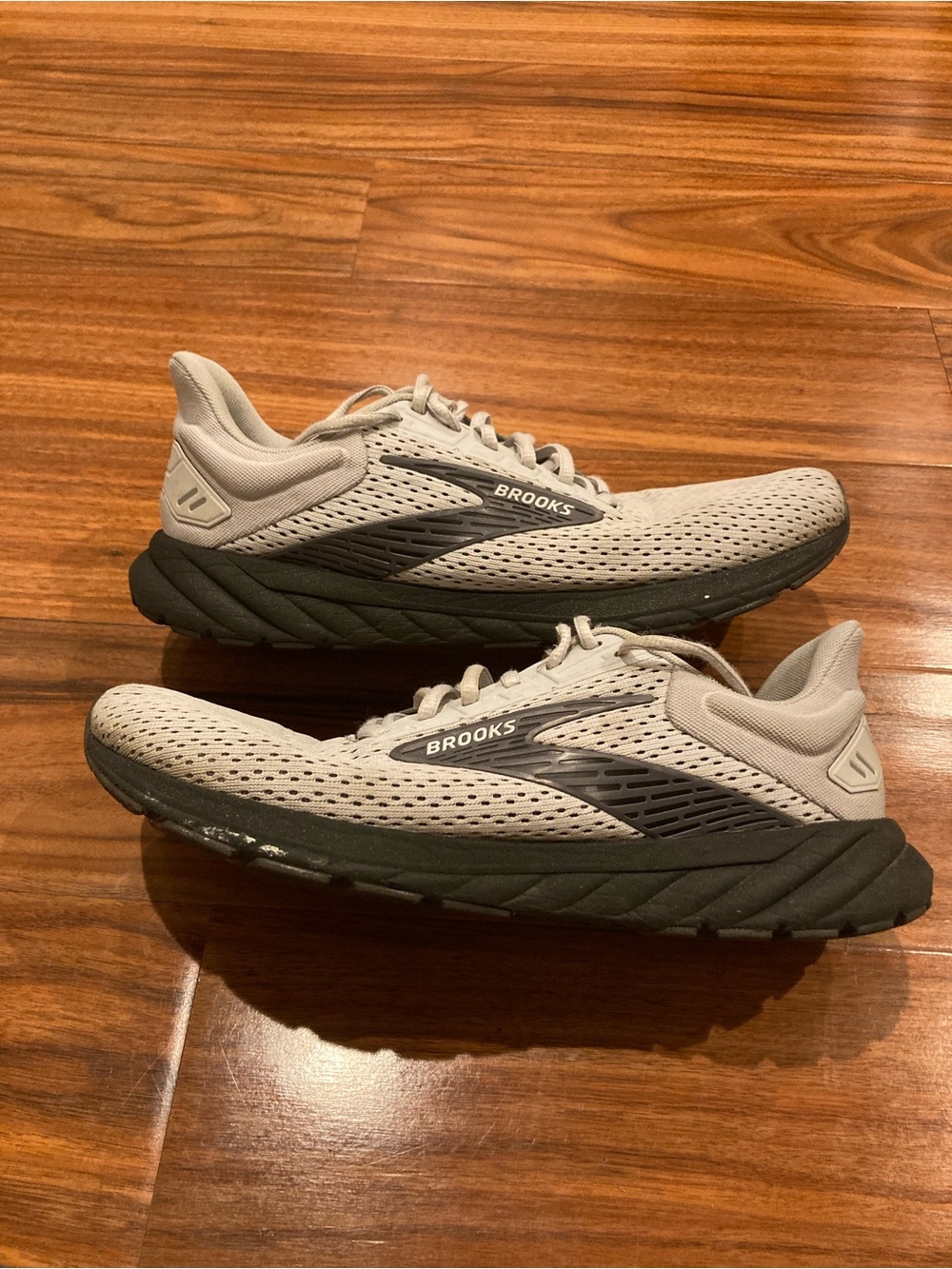 Brooks Men's Gray/Black Mesh Low Top Lace-Up Athletic Sneakers 10.5D Rubber Sole